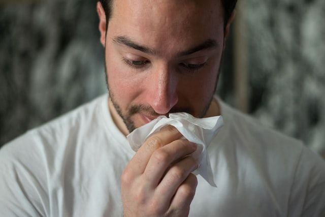 Homme enrhumé avec un mouchoir Foodvisor