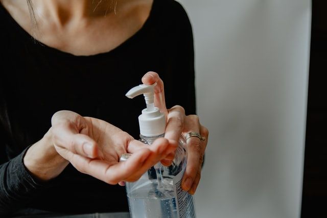 Personne qui se met du gel hydro-alcoolique sur les mains Foodvisor