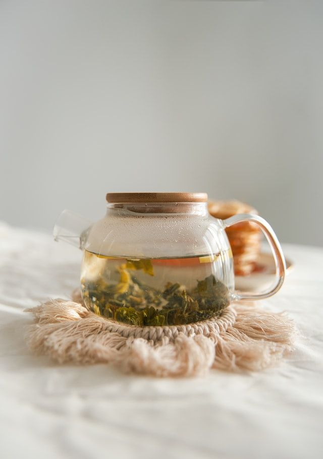 Théière pleine sur un tissu macramé Foodvisor